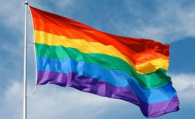 Çifti i homoseksualëve në Indonezi do të dënohet me 100 goditje me shkop