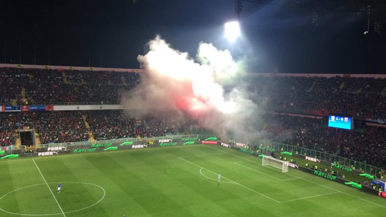 Tifozit që hodhi fishekzjarrë në ndeshjen Itali-Shqipëri, i ndalohet hyrja në ambientet ku zhvillohen aktivitete sportive për tre vite
