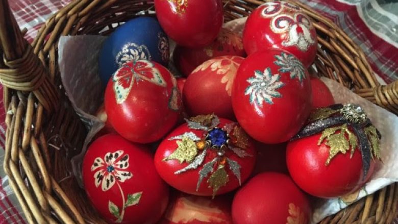 Topalli gati vezët e Pashkëve të zbukuruara me “diamantë” (Foto)