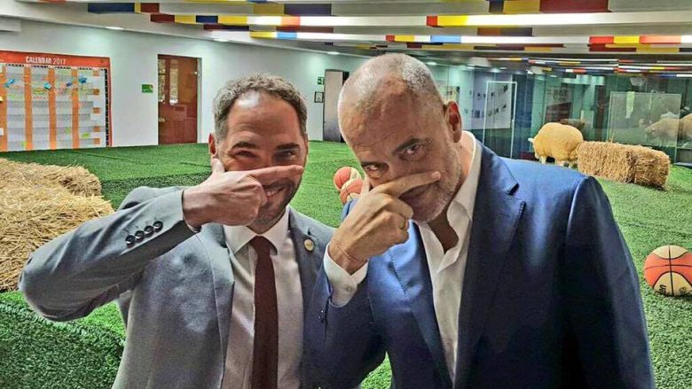 Edi Rama ‘feston’ rinovimin e Paulo Dybalas