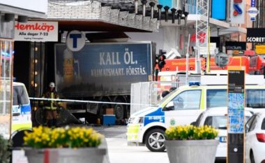 Policia gjen eksploziv në kamionin me të cilin u krye sulmi në Stokholm