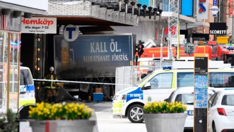 Policia gjen eksploziv në kamionin me të cilin u krye sulmi në Stokholm