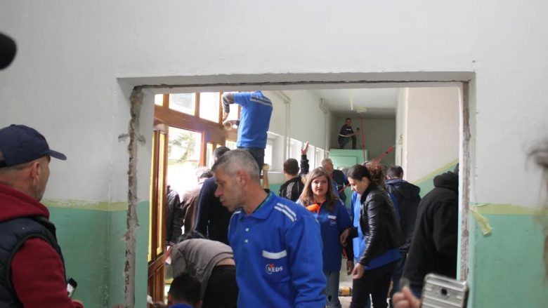 Punëtorët e KEDS-it riparojnë një shkollë në Kamenicë