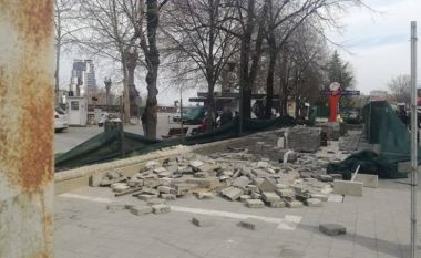 “Vazhdojnë ndërtimet në shëtitoren përreth Vardarit, kontraktuesi refuzon të dorëzohet” (Foto)