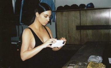 Kim Kardashian publikon fotografi të viteve 90, atëherë kur ajo dhe Kourtney dukeshin shumë më ndryshe (Foto)