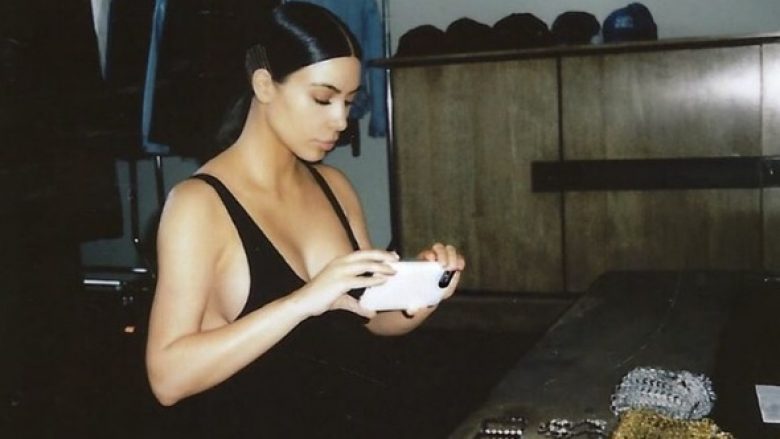 Kim Kardashian publikon fotografi të viteve 90, atëherë kur ajo dhe Kourtney dukeshin shumë më ndryshe (Foto)