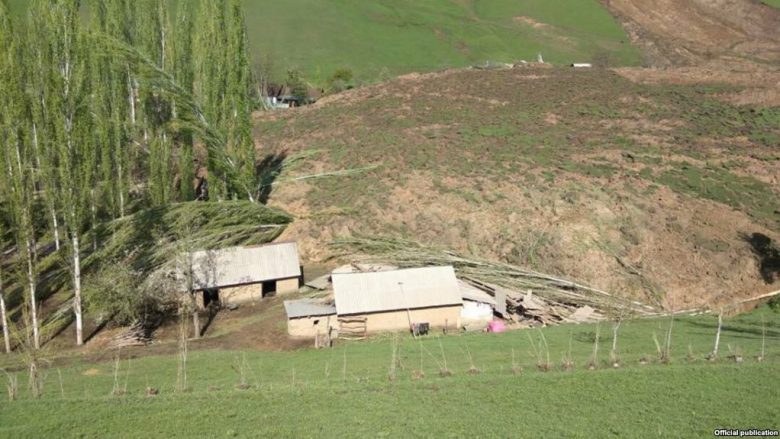 Dhjetëra të vdekur nga rrëshqitjet e dheut në Kirgizi