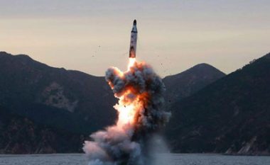 Koreja e Veriut lanson edhe një raketë balistike