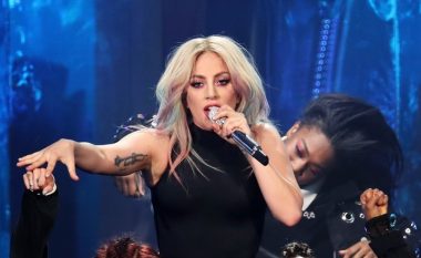 Lady Gaga i këndon mikes së sëmurë me kancer