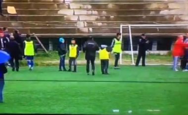 Momenti kur policia e arrestoi gjatë ndeshjes futbollistin e Prishtinës (Video)