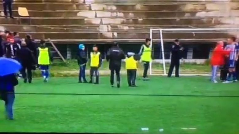 Momenti kur policia e arrestoi gjatë ndeshjes futbollistin e Prishtinës (Video)