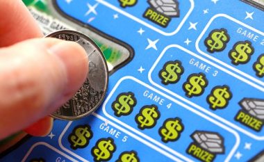 Amerikani fiton dy herë lotari për një periudhë të shkurtër, njëra biletë me 100,000 dollarë e tjetra me 10,000 dollarë
