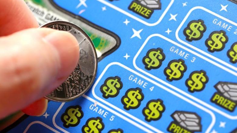 Amerikania fiton 300,000 dollarë duke u kthyer në shtëpi nga grumbullimi i çmimit të lotarisë prej 100,000 dollarë