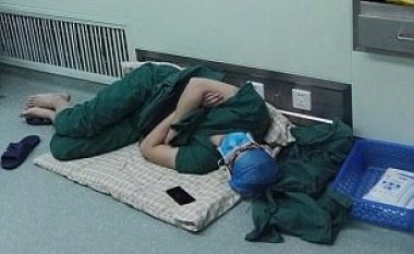 Pas pesë operacioneve në 28 orë pa ndërprerë, mjeku u shtri për të fjetur në dysheme (Foto)