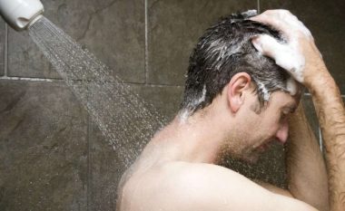 Tri arsye se përse është mirë të bëni dush me ujë të ftohët