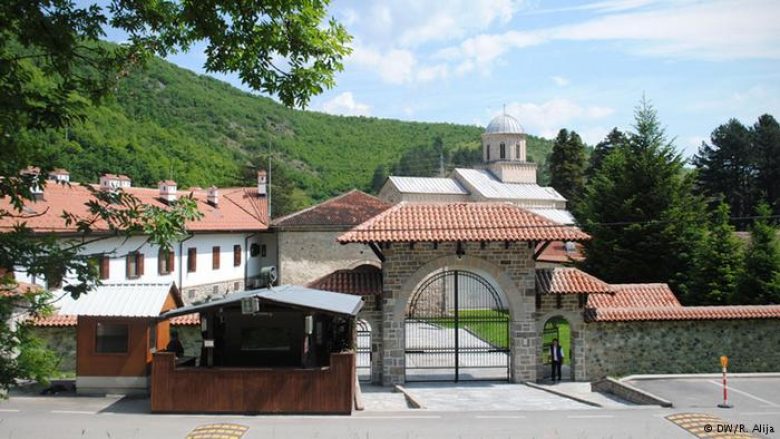 Më 28 prill protestohet në rrugën e Manastirit të Deçanit