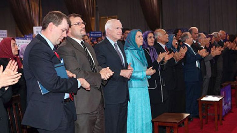 Senatori McCain u takua me muxhahedinët në Shqipëri: Një ditë Irani do të jetë i lirë
