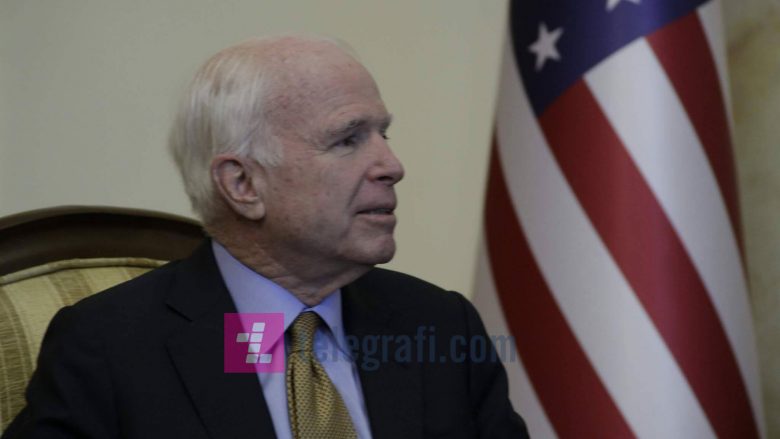 Senatori John McCain vazhdon vizitën në Prishtinë