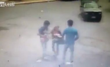Grabitësi mbyt shokun e tij derisa po plaçkitnin një grua (Video)