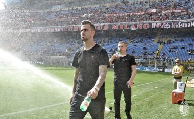 Lojtarët e Milanit dalin në fushë para ndeshjes, e testojnë atë (Foto)