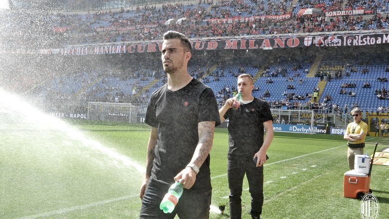 Lojtarët e Milanit dalin në fushë para ndeshjes, e testojnë atë (Foto)
