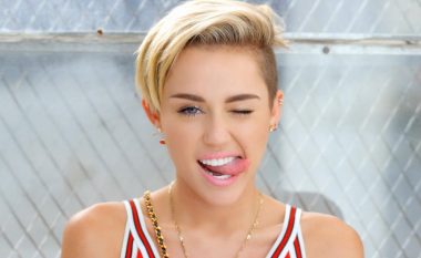 Miley Cyrus sulmohet nga hackerët, i nxjerrin fotografinë nudo (Foto, +16)