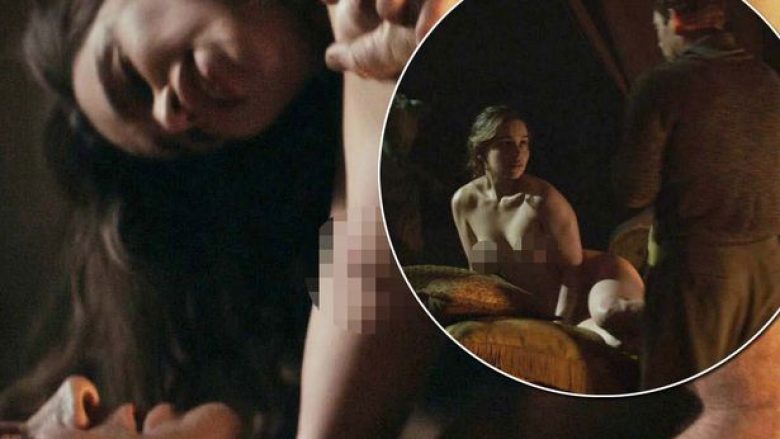 Emilia Clarke shfaqet tërësisht nudo për skenat erotike të thrillerit të ri “The Voice From The Stone” (Foto, +18)