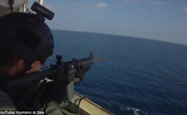 Pamje dramatike: Po përpiqeshin të rrëmbejnë anijen, piratët somalezë sulmohen me mitraloz nga amerikanët (Video)