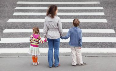 Shkencëtarët: Fëmijët nuk duhet ta kalojnë vet rrugën deri në këtë moshë