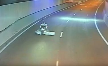 Po ecte me shpejtësi me motoçikletë, nga kamioni që ishte para tij bie një dyshek! (Video)