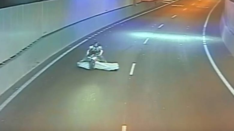 Po ecte me shpejtësi me motoçikletë, nga kamioni që ishte para tij bie një dyshek! (Video)