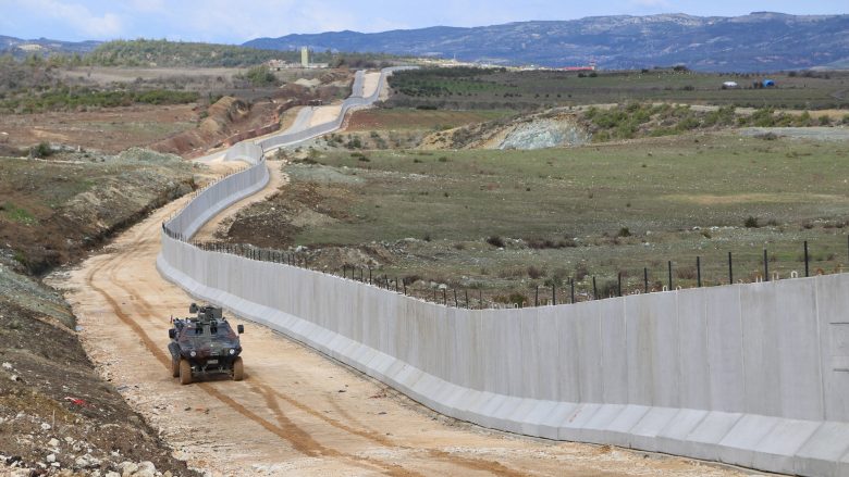 Turqia përfundon mbi gjysmën e murit 900 kilometrash në kufi me Sirinë