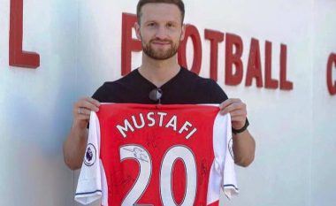 Mustafi dhuron një fanellë për fansat e tij (Foto)