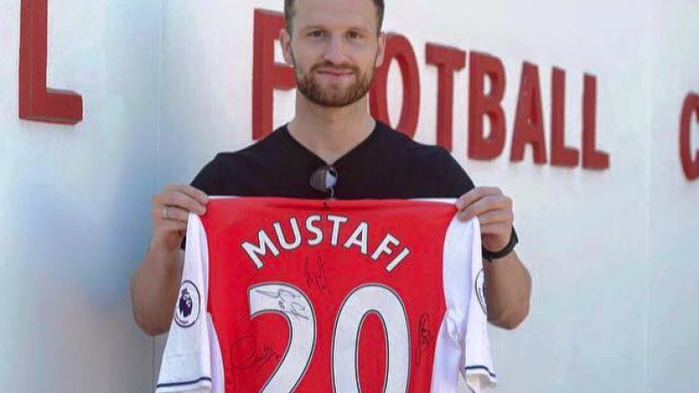 Mustafi dhuron një fanellë për fansat e tij (Foto)