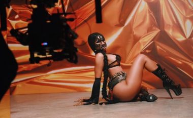 Nicki Minaj publikon një pjesë të klipit të ri thuajse porno (Video, +18)