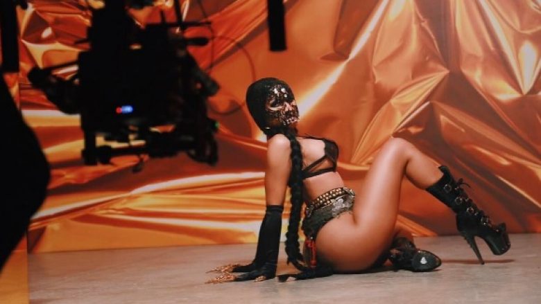 Nicki Minaj publikon një pjesë të klipit të ri thuajse porno (Video, +18)