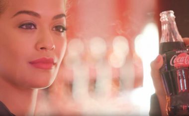 Pa këngë të re, pa koncerte, por falë reklamave e filmave, Rita Ora ka fituar miliona euro vitin e kaluar