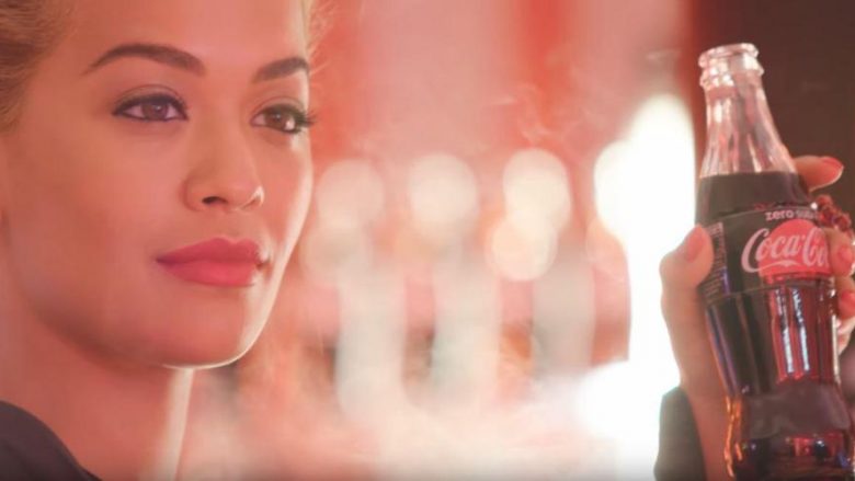 Pa këngë të re, pa koncerte, por falë reklamave e filmave, Rita Ora ka fituar miliona euro vitin e kaluar