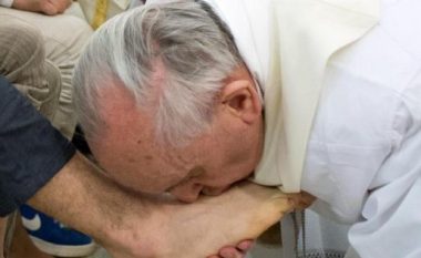 Papa Françesku ua lan këmbët të dënuarve të penduar të mafias