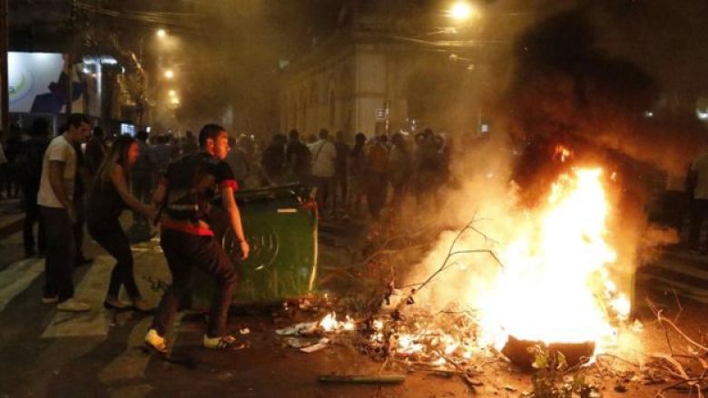 Protestuesit ia vënë flakën ndërtesës së Kongresit në Paraguaj (Video)