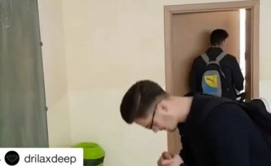 E pabesueshme! Nxënësit vendosin portretin e këngëtarit shqiptar në klasë dhe përkulen para tij (Video)