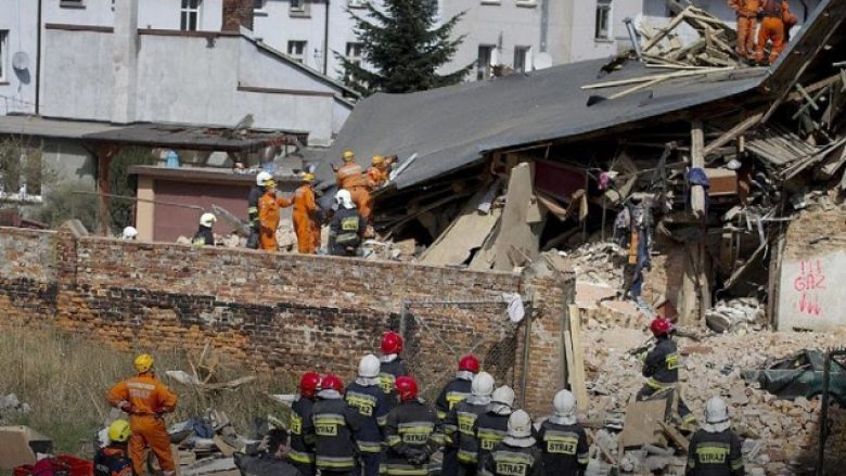 Shemben disa kate në një ndërtesë në Poloni, ka viktima