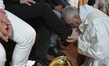 Papa Françesku i lanë dhe i puth këmbët edhe kriminelit të dënuar shqiptar (Foto)