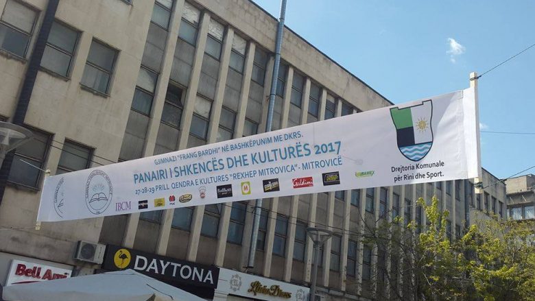 “Kultura” mungon në panon që paralajmëron panairin e Shkencës dhe Kulturës në Mitrovicë (Foto)