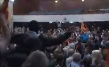 Pushtohet Kuvendi nga protestuesit, policia largohet nga vendi i ngjarjes (Video)