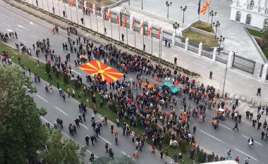 Protestuesit e dhunshëm ju kthehen rrugëve të Shkupit, vazhdojnë me ofendimet për shqiptarët (Video)