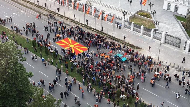 Protestuesit e dhunshëm ju kthehen rrugëve të Shkupit, vazhdojnë me ofendimet për shqiptarët (Video)