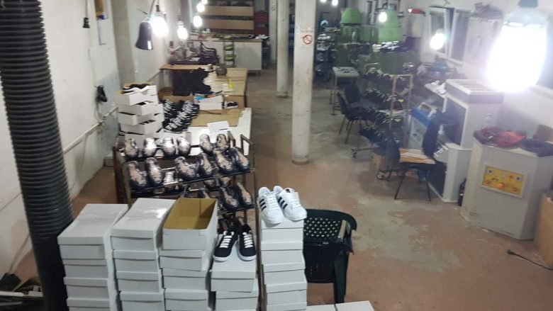 Zbulohet një punëtori për falsifikimin e këpucëve sportive (Foto)