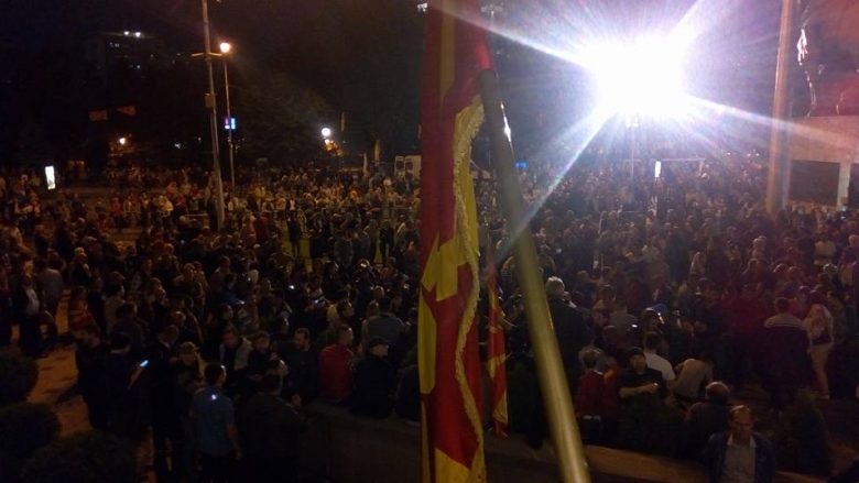 Fotografi të reja të dhunuesve që e pushtuan Kuvendin e Maqedonisë (Foto)