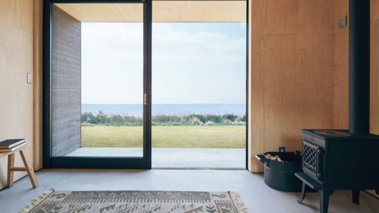 Dizajn mbresëlënës i realizuar nga japonezët: Një “kasolle” e vogël e cila ka gjithçka që na duhet (Foto)